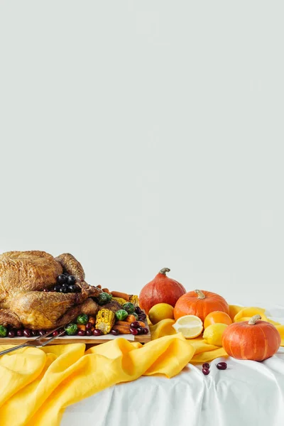 在灰色的背景下 用烤火鸡和蔬菜对节日餐桌进行特写 感恩假日概念 — 图库照片