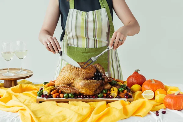 Ofullständig Bild Kvinna Förkläde Skärande Rostat Turkiet För Thanksgiving Semester — Stockfoto