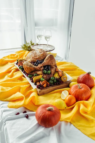 Close Van Feestelijke Thanksgiving Diner Tafel Set Met Glazen Wijn — Gratis stockfoto