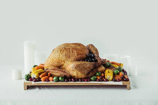 特写蜡烛 节日火鸡与烤蔬菜在桌面上的假日晚餐 感恩节假期概念 — 图库照片
