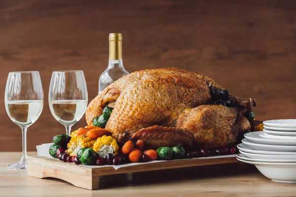 Close View Traditional Roasted Turkey Vegetables Glasses Wine Thanksgiving Dinner — Stock Photo, Image