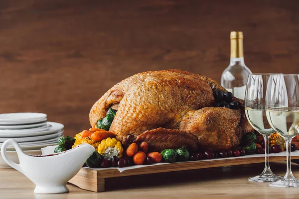 Nahaufnahme Von Traditionellem Gebratenem Truthahn Gemüse Soße Und Weingläsern Zum — Stockfoto