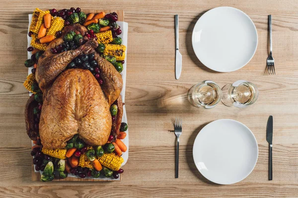 Flat Lay Roasted Turkey Vegetables Glasses Wine Thanksgiving Holiday Dinner — Stock Photo, Image