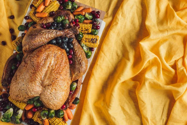 Top View Roasted Festive Turkey Vegetables Tabletop Yellow Tablecloth Thanksgiving — Stock Photo, Image