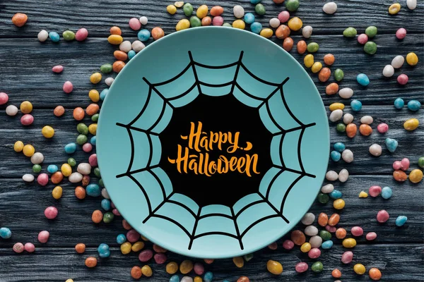 Pohled Shora Desky Pavučina Nápis Happy Halloween Obklopené Barevné Bonbóny — Stock fotografie