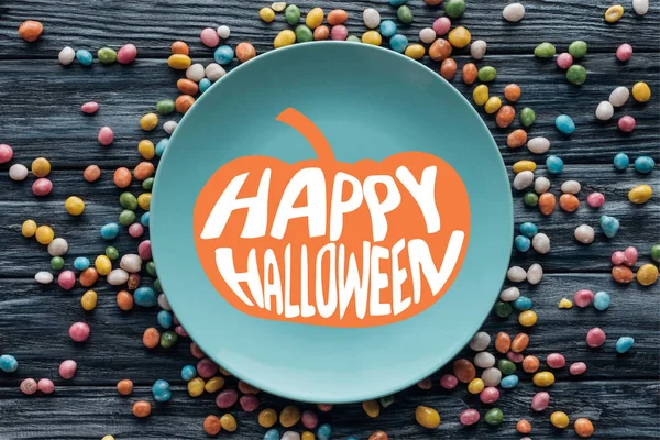 Pohled Shora Desky Dýní Nápis Happy Halloween Obklopené Barevné Bonbóny — Stock fotografie