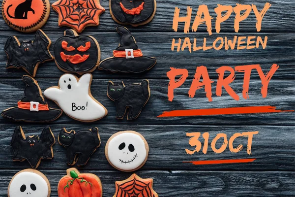 Vista Elevada Assustador Deliciosos Biscoitos Halloween Colocados Fileiras Fundo Madeira — Fotografia de Stock