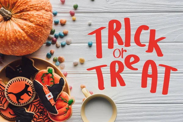 Felülnézet Tök Halloween Cookie Kat Cukorka Csésze Tej Lemez Fából — Stock Fotó