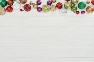 güzel parlak renkli Noel topları Beyaz ahşap zemin üzerinde 
