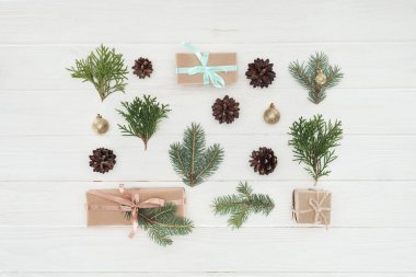 en iyi Noel görünümünü sunar, herdem yeşil iğne yapraklı dalları ve çam kozalakları ahşap yüzey üzerinde
