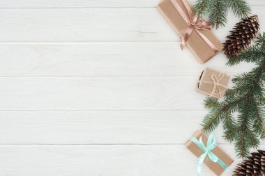en iyi Noel görünümünü sunar, çam çırpı ve çam kozalakları ahşap arka plan üzerinde