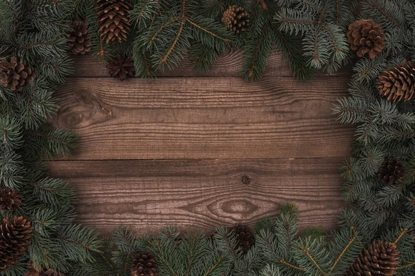 Pohled Shora Krásné Stálezelených Jehličnatých Větví Šišky Dřevěné Pozadí — Stock fotografie