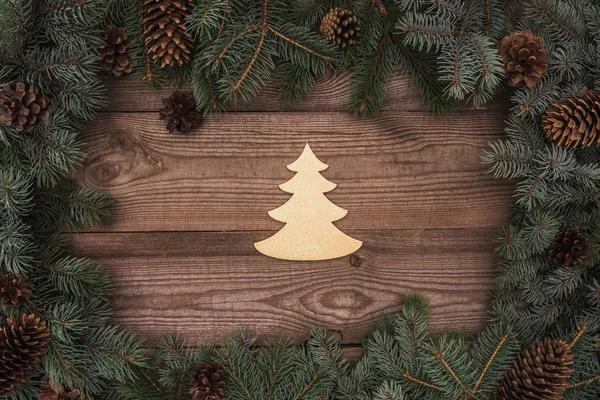 Pohled Shora Krásné Vánoční Strom Symbol Jehličnaté Větve Šišky Dřevěné — Stock fotografie