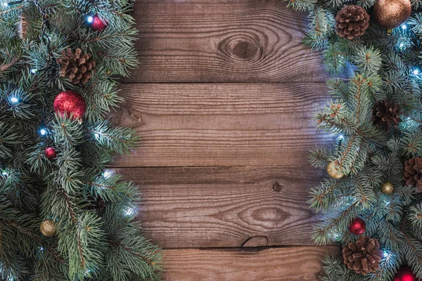 Pohled Shora Jehličnatých Větviček Lesklé Cetky Šišky Osvětlené Věnec Vánoční — Stock fotografie