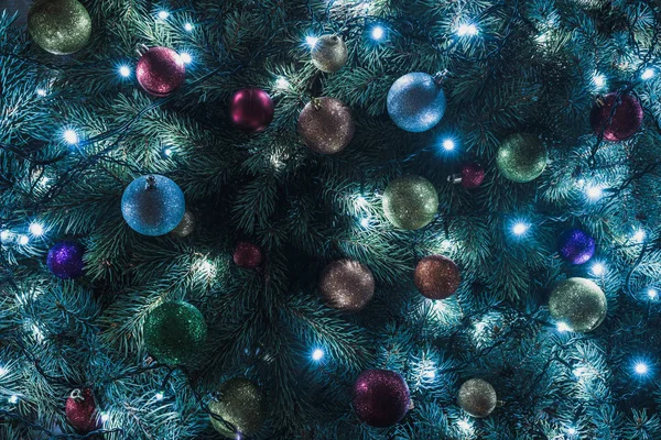 Γκρο Πλαν Θέα Όμορφο Χριστουγεννιάτικο Δέντρο Πολύχρωμες Μπάλες Και Φωτιζόμενο — Φωτογραφία Αρχείου