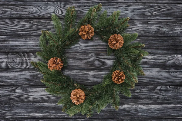 Top View Beautiful Christmas Wreath Pine Cones Wooden Background — Free Stock Photo