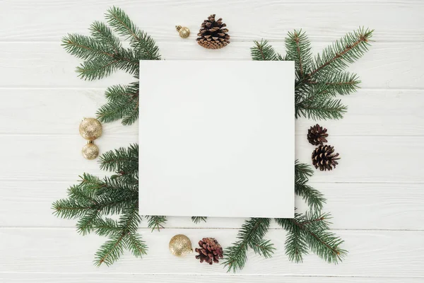 Top View Blank White Card Evergreen Twigs Pine Cones Golden — Stock Photo, Image