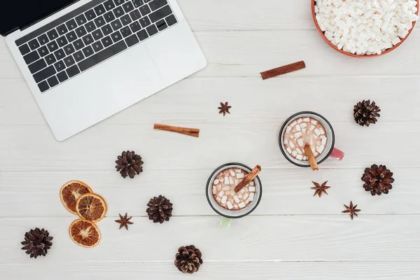 Flat Lay Laptop Mugs Hot Chocolate Cinnamon Sticks Marshmallows Wooden — Stock Photo, Image