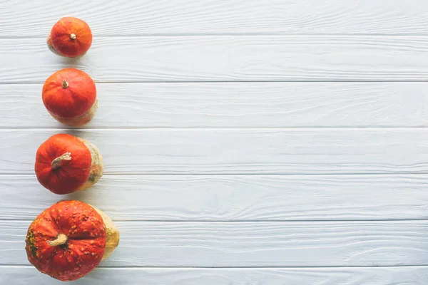 Ovanifrån Små Orange Höstens Pumpor Rad Trä Bordsskiva — Stockfoto