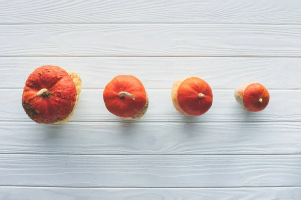 Elevated View Small Orange Autumnal Pumpkins Row Wooden Tabletop — Free Stock Photo