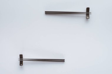 Beyaz arka plan üzerinde izole siyah çubukları üstten görünüm  