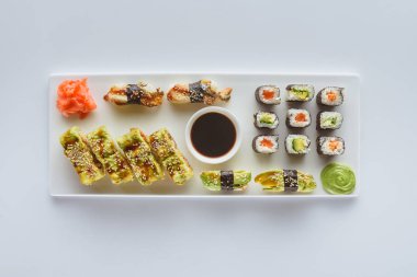 üstten görünüm lezzetli suşi zencefil, wasabi ve soya sosu üzerine beyaz izole ayarla 
