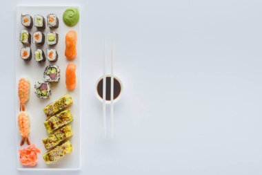 en iyi görünümü chopsticks beyaz arka plan üzerinde izole kase soya sosu ve lezzetli sushi seti 