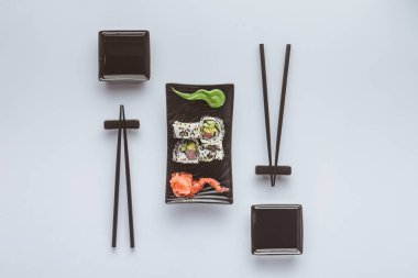gurme suşi yemek çubukları, zencefil ve üzerinde beyaz izole wasabi ile üstten görünüm 