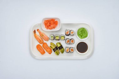 lezzetli suşi soya sosu, zencefil ve üzerinde beyaz izole wasabi ile oluşturulmuş üstten görünüm