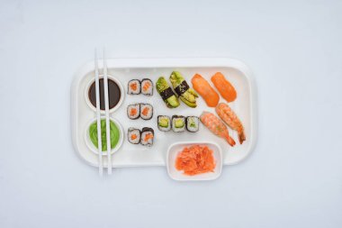 üstten görünüm gurme suşi yemek çubukları beyaz izole ile ayarla 