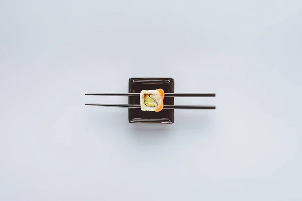 Bovenaanzicht Van Lekkere Sushi Eetstokjes Geïsoleerd Wit — Stockfoto