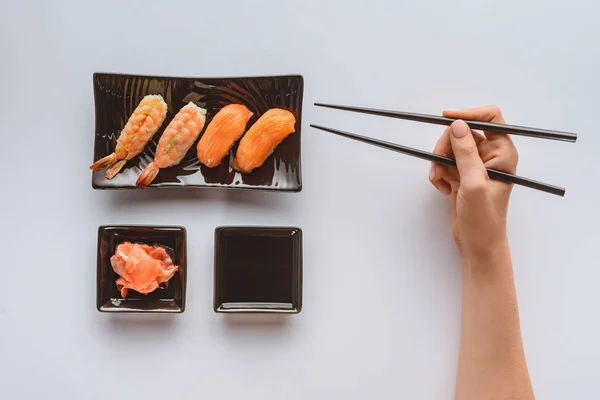 Recortado Tiro Persona Sosteniendo Palillos Comiendo Delicioso Sushi Aislado Blanco —  Fotos de Stock