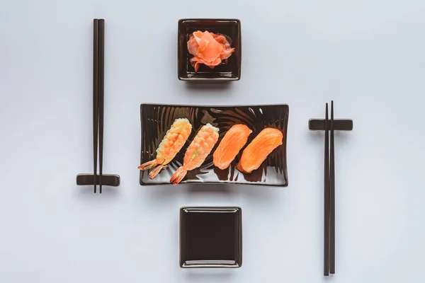 Gourmet Sushi Med Lax Och Räkor Ingefära Och Ätpinnar Isolerad — Stockfoto