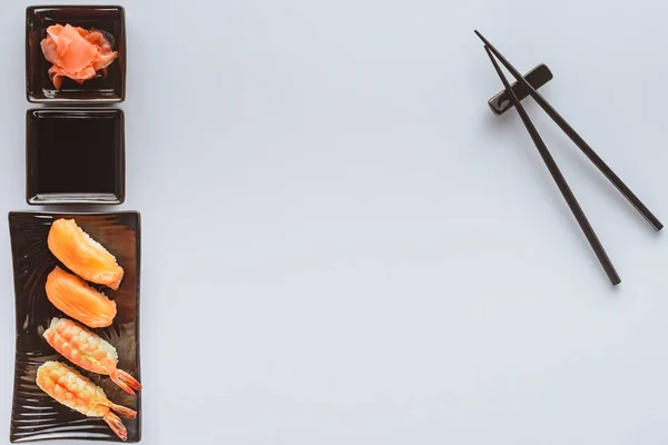 Pohled Shora Lahodné Sushi Lososem Krevetami Zázvor Hůlky Izolovaných Bílém — Stock fotografie