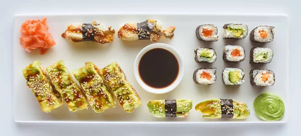 Vista Cerca Del Delicioso Conjunto Sushi Con Jengibre Wasabi Salsa — Foto de Stock