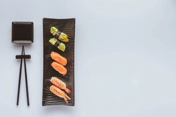 Bovenaanzicht Van Heerlijke Sushi Set Eetstokjes Geïsoleerd Wit — Stockfoto