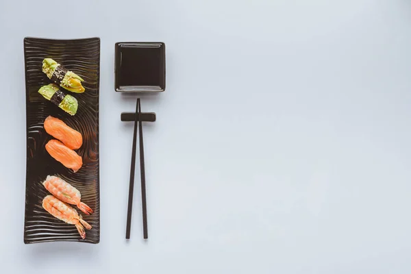 Vista Superior Varios Sushi Gourmet Palillos Aislados Blanco — Foto de Stock