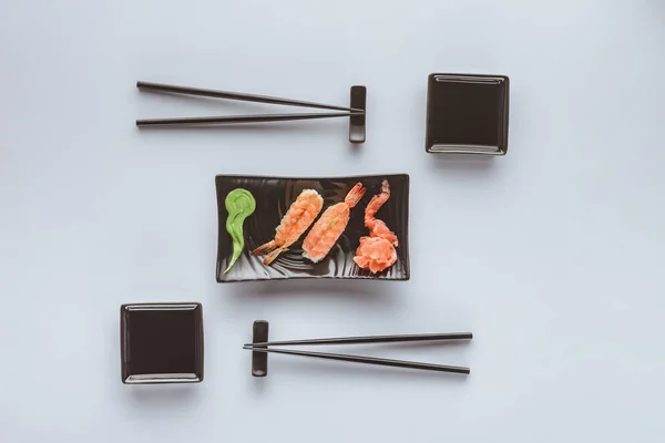Vista Superior Sushi Gourmet Con Camarones Jengibre Wasabi Aislados Blanco — Foto de Stock