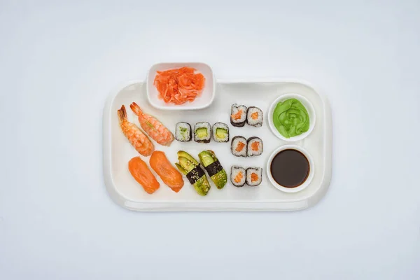 Bovenaanzicht Van Heerlijke Sushi Set Met Sojasaus Gember Wasabi Geïsoleerd — Stockfoto