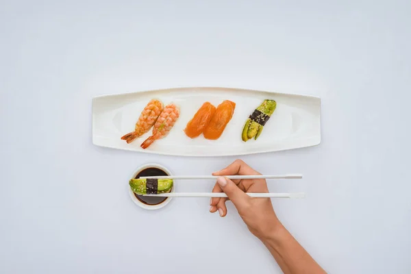 Tiro Cortado Pessoa Segurando Pauzinhos Comer Sushi Delicioso Isolado Branco — Fotografia de Stock