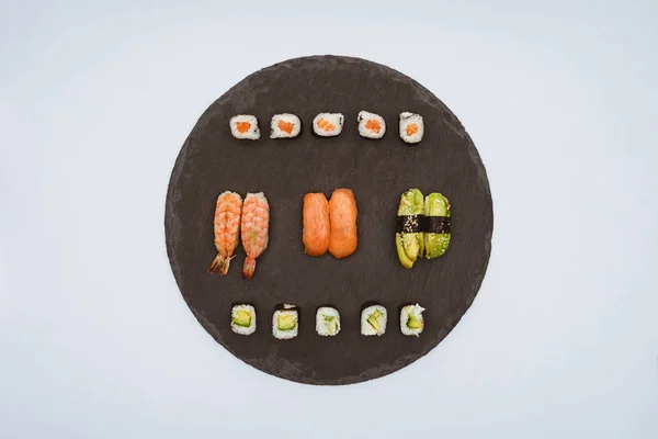 Vista Superior Vários Sushi Delicioso Tabuleiro Ardósia Isolado Branco — Fotografia de Stock