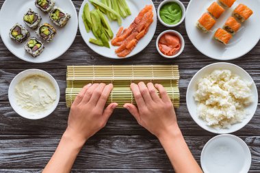 kısmi üstten görünüm kişi yemek gurme suşi roll