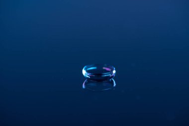 Kontakt lens bakış mavi zemin üzerinde kapatın