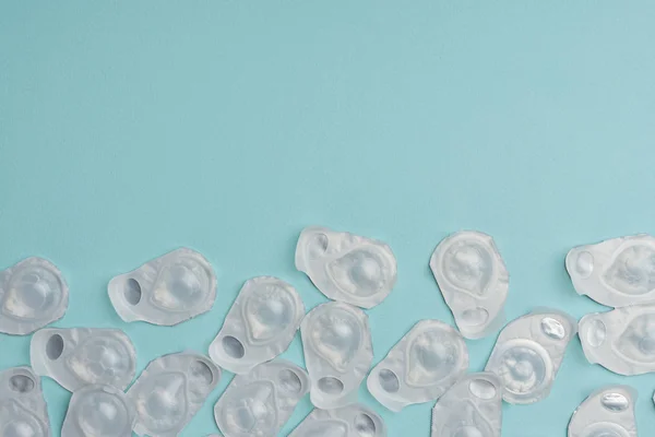 Plano Con Lentes Contacto Recipientes Dispuestos Sobre Fondo Azul — Foto de Stock