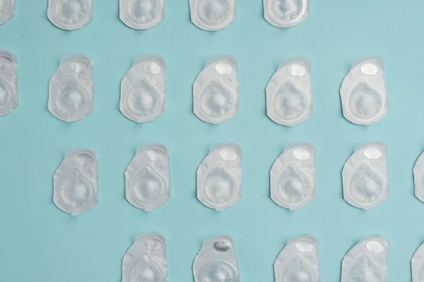 Full Frame Contact Lenses Containers Arranged Blue Background — Free Stock Photo