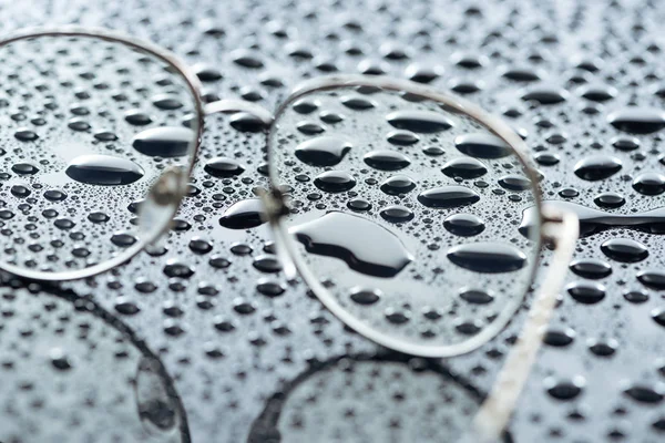 Zbliżenie Okulary Krople Wody Szarym Tle — Zdjęcie stockowe