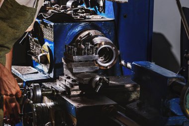 koruyucu önlük fabrikasında makine aracını kullanarak erkek üretim alt resim kırpılmış