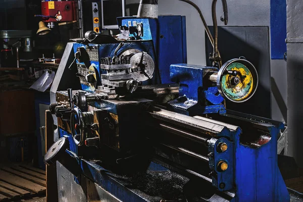 製造工場での産業用工作機械の選択と集中 — ストック写真