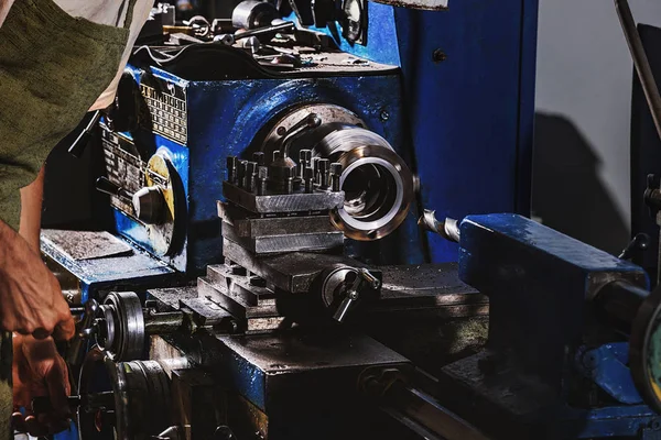 공장에서 도구를 앞치마에 작업자의 이미지를 — 스톡 사진