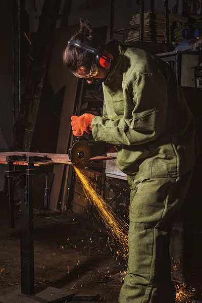 Fabrica Trabajadores Googles Protectores Trabajando Con Sierra Circular Fábrica —  Fotos de Stock